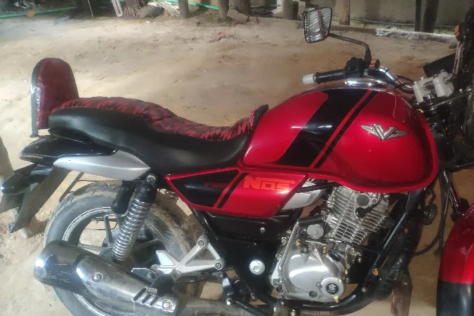 Bajaj V15