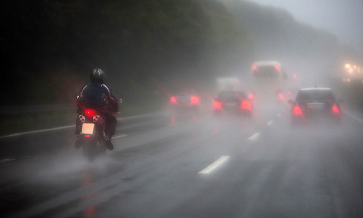 Caution to avoid road accidents in fog